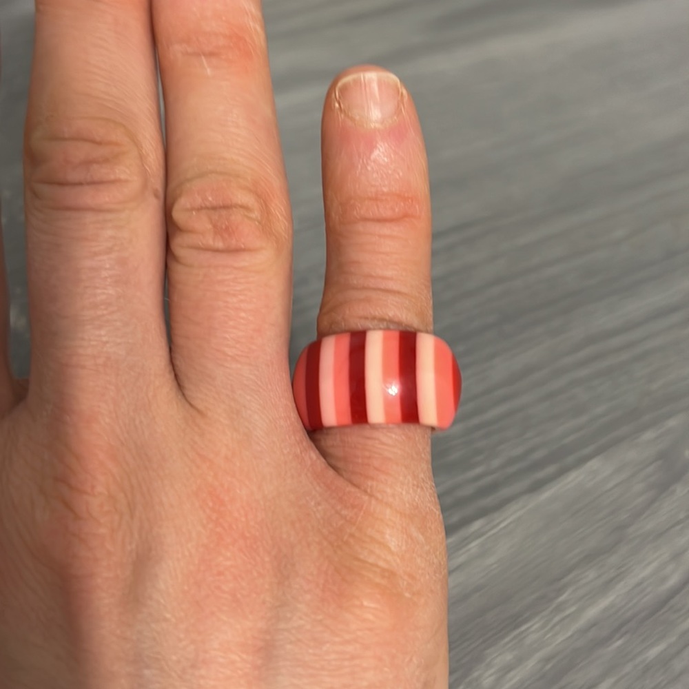 Vintage Lucite Plastic Ring w/ Red & Pink Circular Stripes, Size 5.75 to 6, EUC